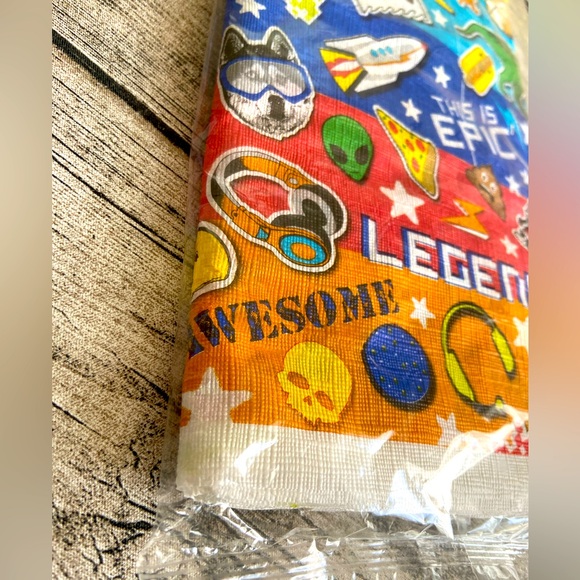 NWT. Table cover. Fun gaming/video games design. New in unopened package - Picture 2 of 5